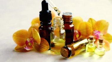 Küçük bir şişedeki orkide yağı. Seçici odak.