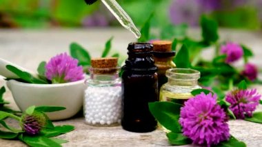 Yonca özü küçük bir şişede. Seçici odak.