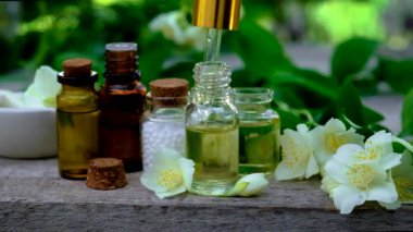 Yasemin yağı küçük bir şişede. Seçici odak.