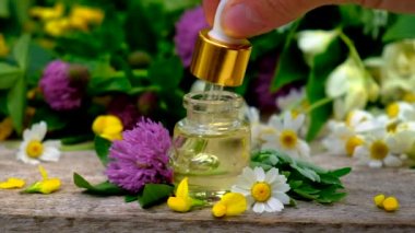 Homeopati, küçük bir şişedeki şifalı bitkilerin tentürü. Seçici odak.