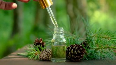 Küçük bir şişede ladin yağı. Seçici odak.