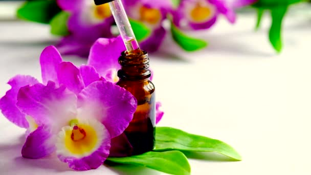 Ефірна олія орхідей у маленькій пляшці. Вибірковий фокус . — стокове відео