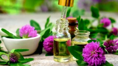 Yonca özü küçük bir şişede. Seçici odak.