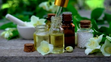 Yasemin yağı küçük bir şişede. Seçici odak.