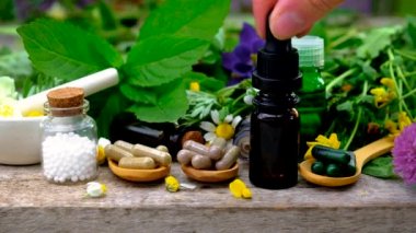 Homeopati, küçük bir şişedeki şifalı bitkilerin tentürü. Seçici odak.