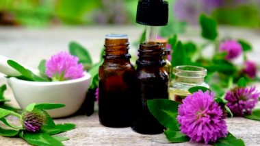 Yonca özü küçük bir şişede. Seçici odak.