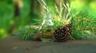 Küçük bir şişede ladin yağı. Seçici odak.