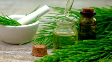 Küçük bir şişede at kuyruğu tentürü. Seçici odak.