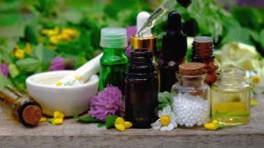 Homeopati, küçük bir şişedeki şifalı bitkilerin tentürü. Seçici odak.