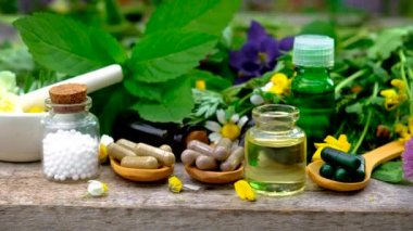 Homeopati, küçük bir şişedeki şifalı bitkilerin tentürü. Seçici odak.