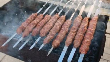 Şişte kızartılmış lula kebabı. Seçici odak.