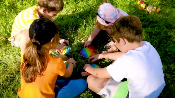 Děti si na tom spolu hrají. Selektivní zaměření. — Stock video
