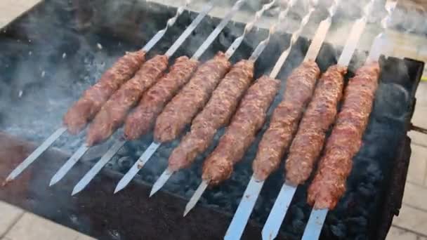 Fry Lula kebab på spett. Selektiv inriktning. — Stockvideo