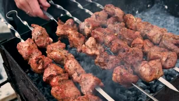 Shashlik kött att steka på spett. Selektiv inriktning. — Stockvideo