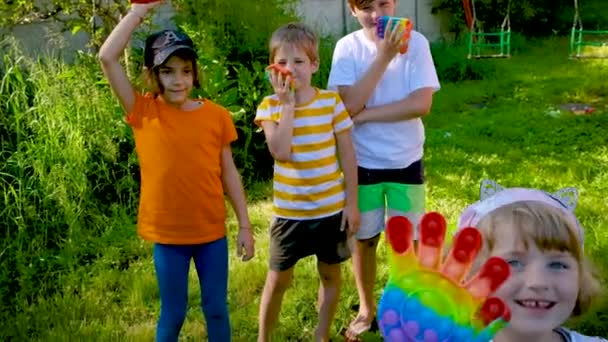 Kinder spielen gemeinsam auf dem Popo. Selektiver Fokus. — Stockvideo