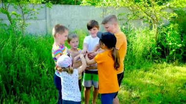 Çocuklar sokakta birlikte oynarlar. Seçici odak.