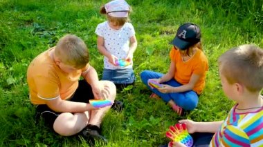 Çocuklar birlikte oynuyorlar. Seçici odak.