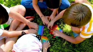 Çocuklar birlikte oynuyorlar. Seçici odak.