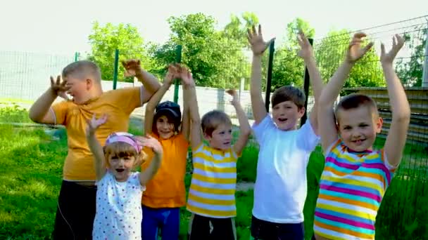 Les enfants jouent ensemble dans la rue. Concentration sélective. — Video