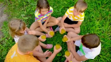 Çocuklar bir bardaktan limonata içerler. Seçici odak.