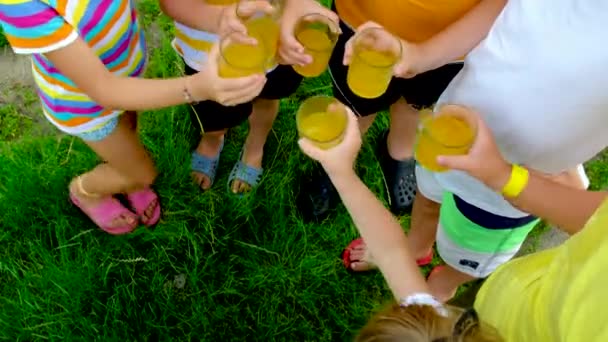 子供たちは一緒にガラスからレモネードを飲む。選択的焦点. — ストック動画