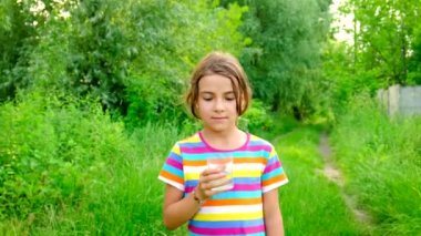 Çocuk bardaktan su içiyor. Seçici odak.