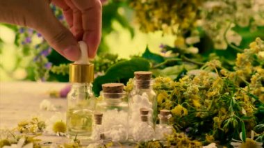 Şişe bitkisel tentür, homeopati. Seçici odak.