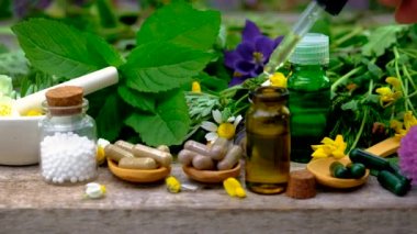 Homeopati, küçük bir şişedeki şifalı bitkilerin tentürü. Seçici odak.
