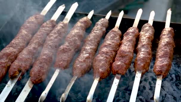 Smaż kebab lula na szaszłykach. Skupienie selektywne. — Wideo stockowe
