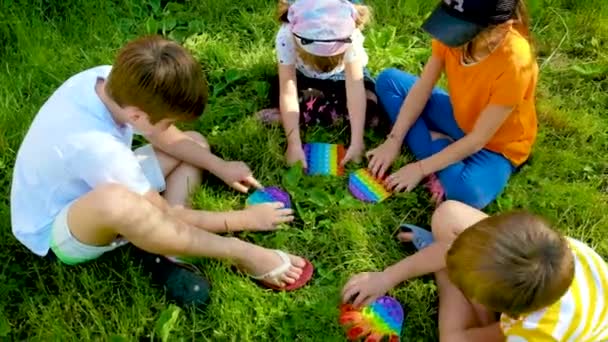 Los niños juegan juntos en el pop. Enfoque selectivo. — Vídeos de Stock