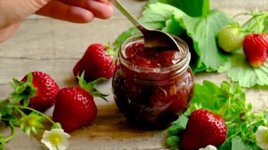 Kavanozda çilek reçeli. Seçici odak.