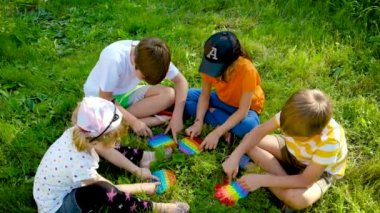 Çocuklar birlikte oynuyorlar. Seçici odak.