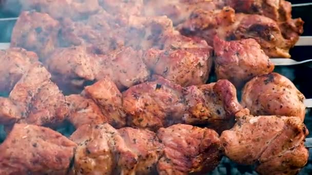 Shashlik viande à frire sur des brochettes. Concentration sélective. — Video