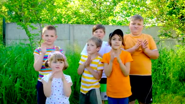 Les enfants jouent ensemble dans la rue. Concentration sélective. — Video