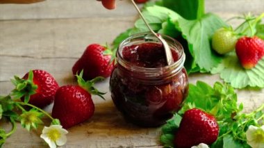 Kavanozda çilek reçeli. Seçici odak.