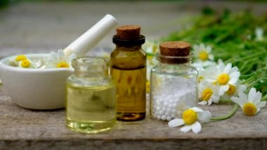 Papatya çayı küçük bir şişede. Seçici odak.