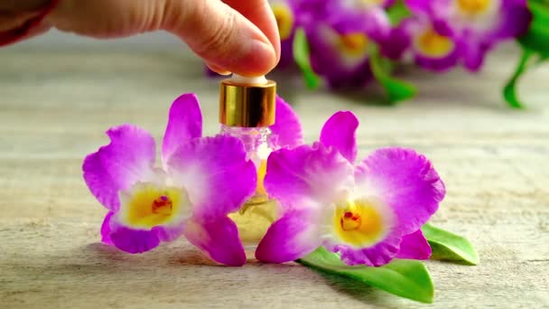 Olio essenziale di orchidea in una piccola bottiglia. Focus selettivo. — Video Stock