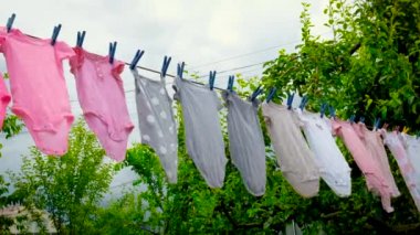 Bebek kıyafetleri dışarıda kurumuş. Seçici odak.