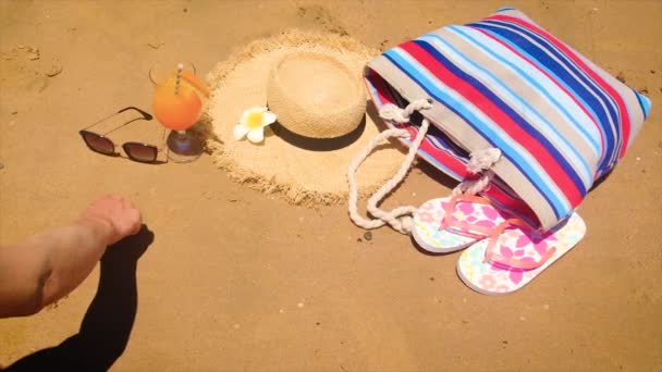 Věci na pláži u moře. Selektivní zaměření. — Stock video