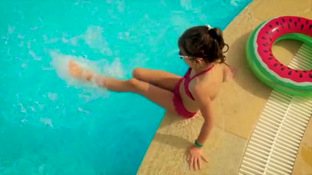 L'enfant nage dans la piscine. Concentration sélective. — Video