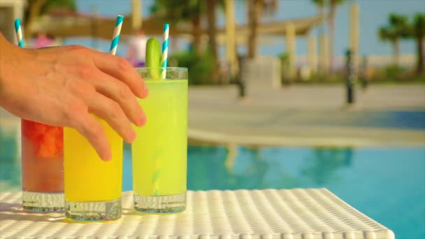 Cocktails vid poolresan. Selektiv inriktning. — Stockvideo