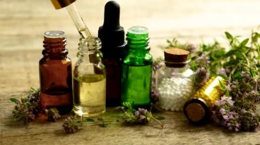 Kekik yağı küçük bir şişede. Seçici odak.