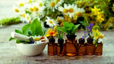 Küçük şişelerdeki şifalı bitkilerin tentürü. Seçici odak.