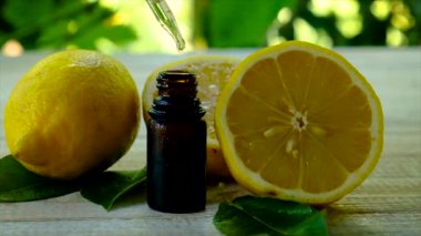 Küçük bir şişede limon yağı. Seçici odak.