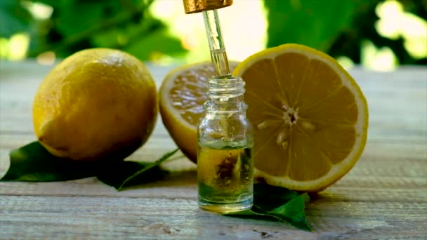 작은 병에 꼭 필요 한 기름을 레몬에 넣는다. 선택적 초점. — 비디오