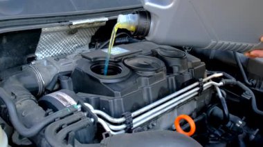 Motor yağını motor yağıyla doldur. Seçici odak.