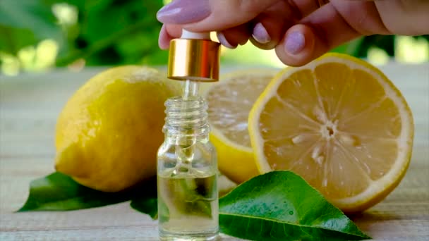 Citronový esenciální olej v malé lahvičce. Selektivní zaměření. — Stock video