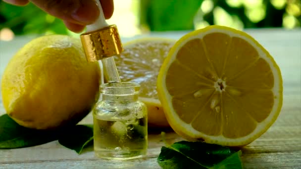 Citron eterisk olja i en liten flaska. Selektiv inriktning. — Stockvideo