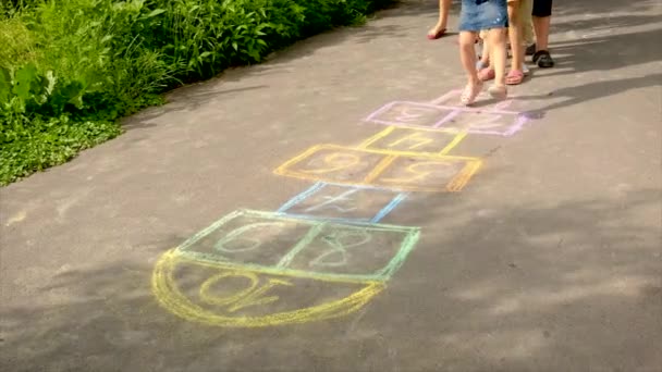 Děti hrají klasiku na asfaltu. Selektivní zaměření. — Stock video