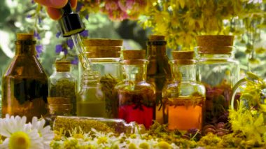 Şişe bitkisel tentür, homeopati. Seçici odak.